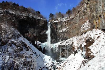 氷柱が垂れ下がる岩盤、その中央を豪快に水が流れ落ちていきます。青空と雪のコントラストが美しい。