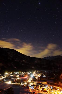 冬の白川郷。夜にはたくさんの星が空に輝いていました。