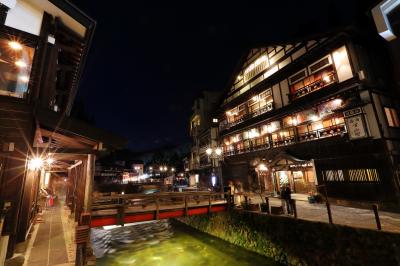 川の両側の旅館に明かりが灯り、情緒ある雰囲気に。
