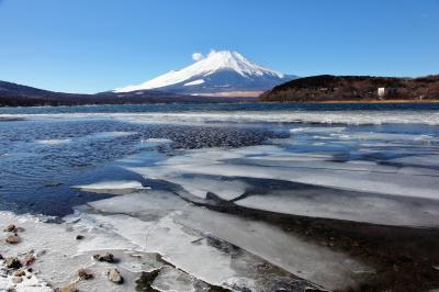 冬の山中湖は美しい雪富士と氷の共演を楽しむことができます。
