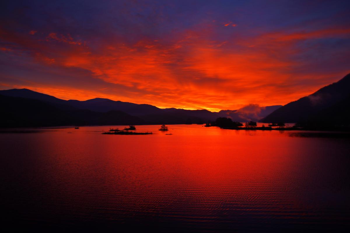 裏磐梯 秋元湖 朝焼け撮影ガイド 真っ赤に燃える湖面と幻想的な浮島の数々 ピクスポット 絶景 風景写真 撮影スポット 撮影ガイド カメラの使い方