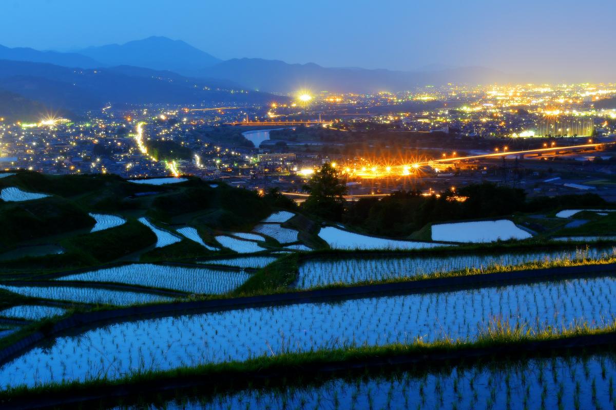 姨捨の棚田 夜景 日没後 千曲川に沿って広がる善光寺平の街灯りが輝いていきました。