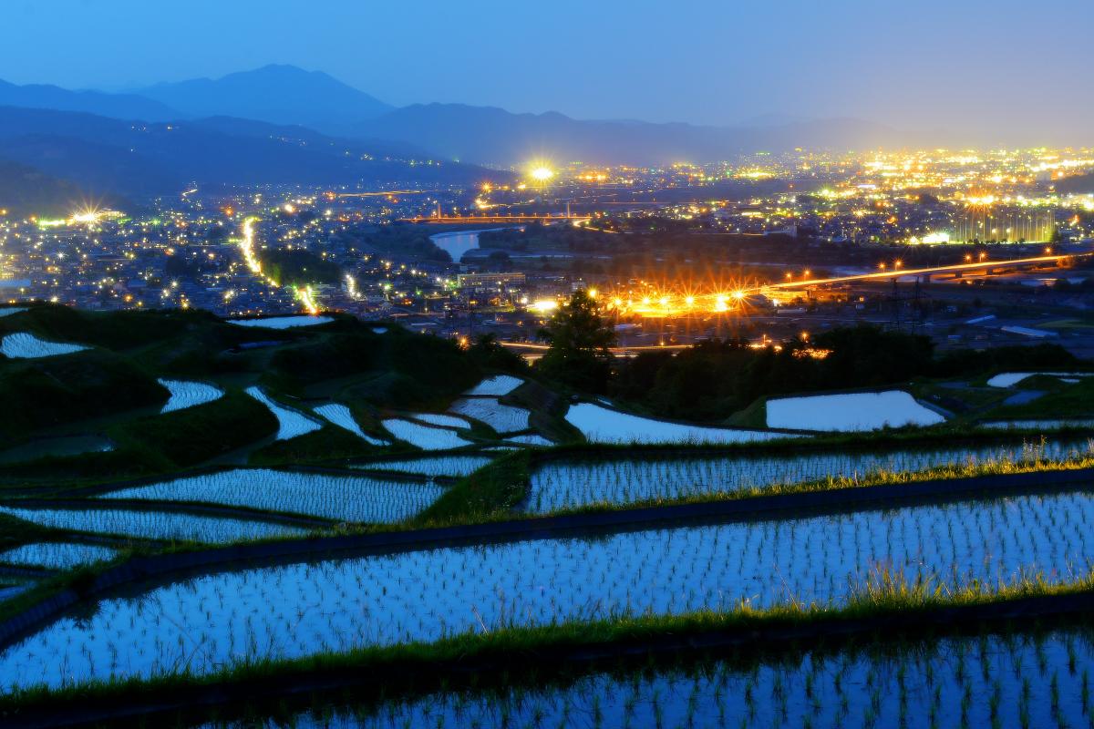 姨捨の棚田 夜景 日没後 千曲川に沿って広がる善光寺平の街灯りが輝いていきました。 