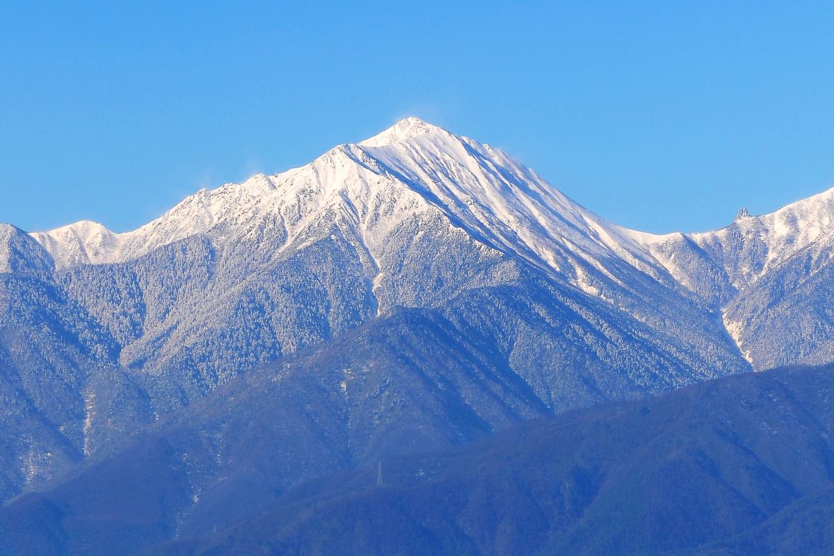 常念岳冠雪 光城山からは姿の美しい常念岳を見ることができます。稜線の右には槍ヶ岳の山頂も。