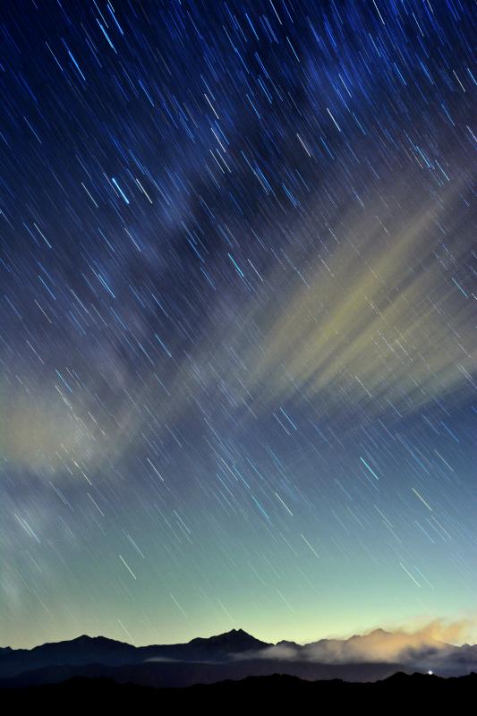 [ 深まる秋 沈みゆく夏の星座 ]  山々が紅葉する頃、西の空では「天の川」「夏の大三角」が輝きます。秋は空気が澄み星空が綺麗に見える季節。