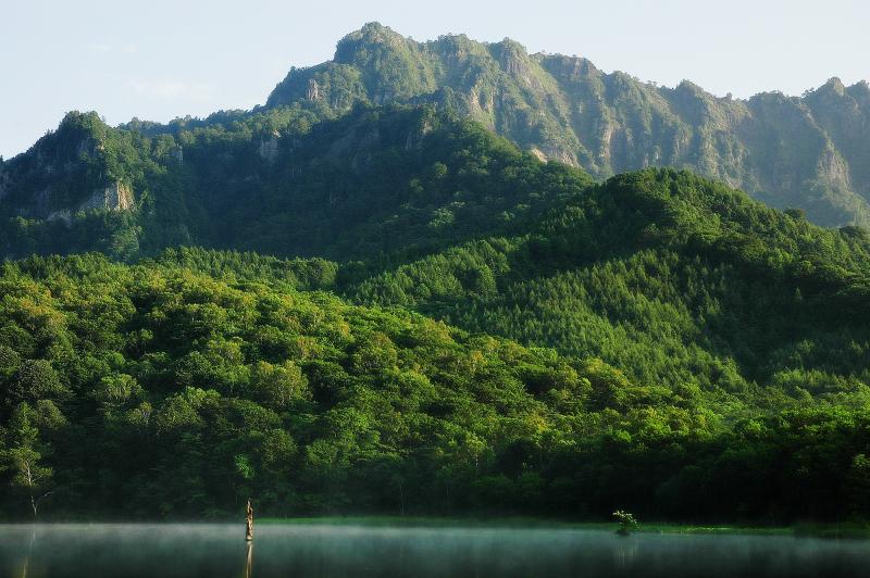 [ 戸隠山 ]  早朝は湖面に霧が漂う確率が高くなります。