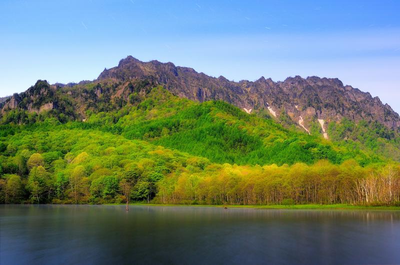 [ 新緑の鏡池 ]  鮮やかな紅葉や雄大な戸隠連峰を映す鏡池。新緑の季節は芽吹いた樹々が輝きます。