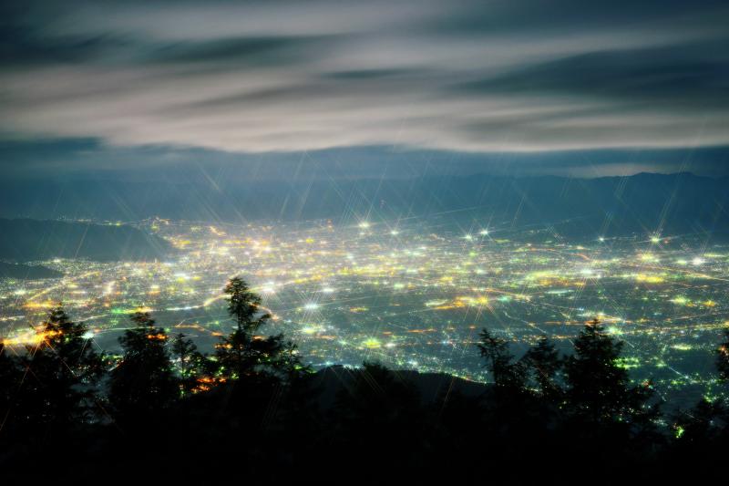 [ 甲府盆地夜景 ]  街灯りに照らされた雲が空を流れていきました。「スノークロス」フィルター使用。