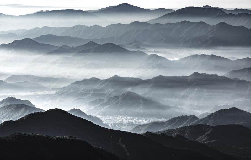 [ 霧に浮かぶ山々 ]  薄い雲が流れている風景をモノクロ風に仕上げてみました。