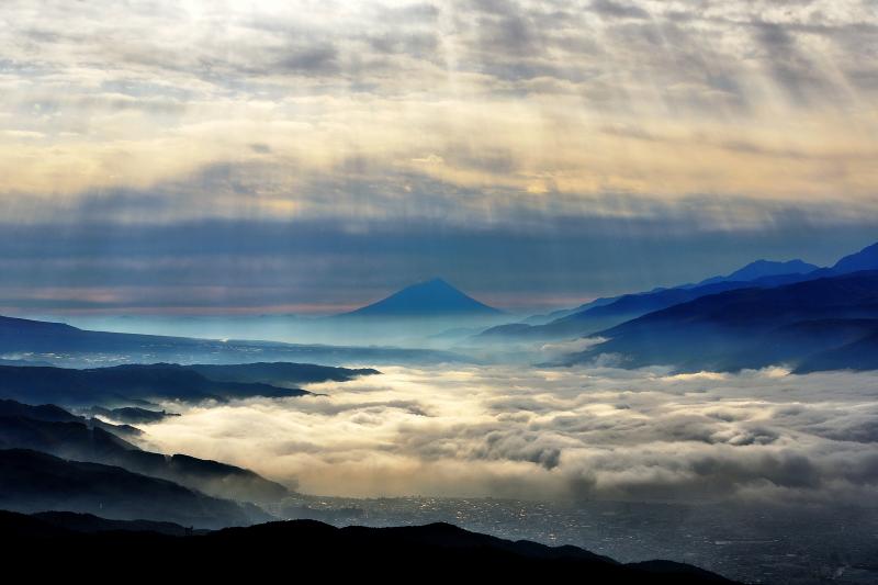 高ボッチ 光芒 | 高ボッチ高原より雲海越しに富士山を望む。雲間から降り注ぐ光芒が 眼下に広がる雲海を照らしていました。