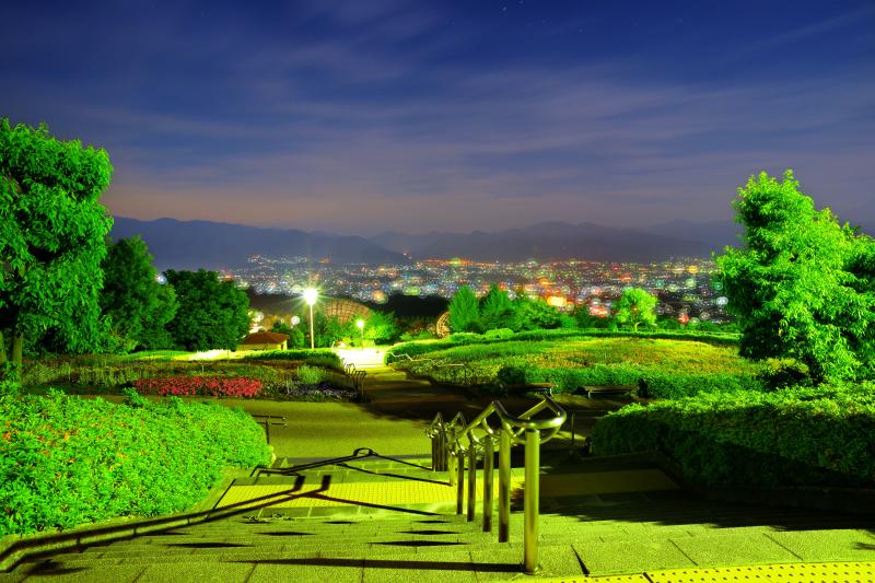 [ 坂の下のパノラマ ]  公園は傾斜地にあるのでどこからでも甲府盆地の夜景が見えるようになっています。