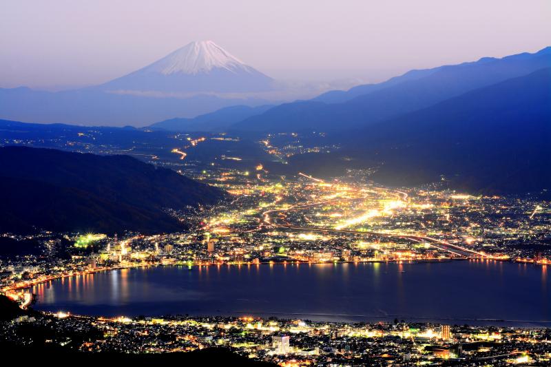 高ボッチ 夜景| 高ボッチ高原より冠雪した富士山を望む。良く晴れた日の夕暮れどき 太陽が沈み諏訪湖周辺の街明かりが輝いていきました。