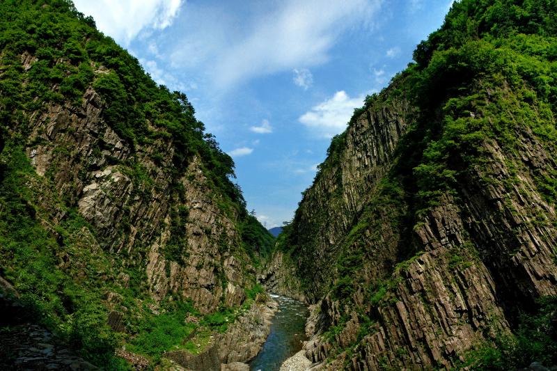 日本三大峡谷| 遊歩道最終地点のパノラマステーションからの眺望。圧倒的な柱状節理のV字谷が目の前に現れます。