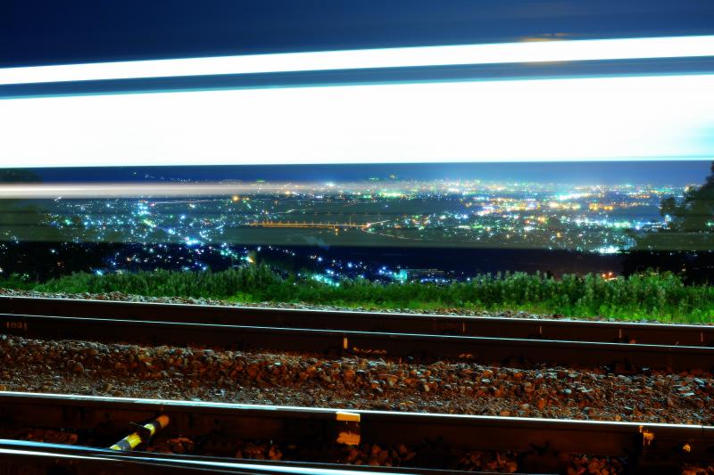 [ 姨捨駅 日本三大車窓 ]  姨捨駅のホームや電車の車窓から 千曲川に沿って広がる善光寺平の雄大な風景を見ることができます。