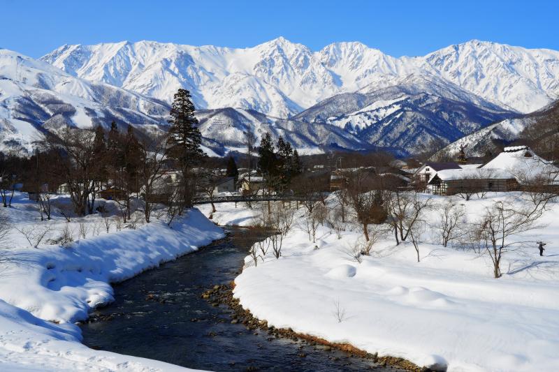 [ 白馬村 大出の吊橋 冬景色 ]  厳冬の白馬三山。午後の光でより立体的に見えます。