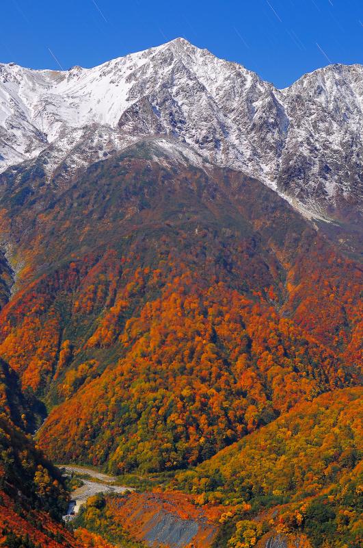 [ 白馬鑓ヶ岳 ]  冠雪した険しい峰 深い谷をくだる紅葉