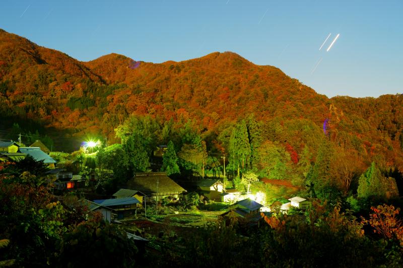 [ ランデブー ]  2015年10月26日 午前3時過ぎ「十三夜の月」に照らされた信州 小川村 の里山。東の空で大接近した「金星」と「木星」が寄り添っていました。少し下には「火星」も