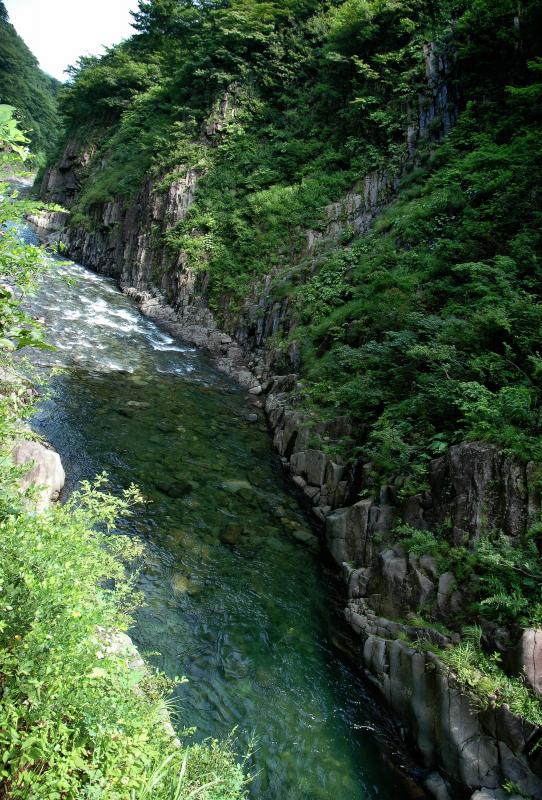 [  ]  第一見晴所（箱淵）の流れ。太陽高度が高くなり谷に光が入り始め、陰影のはっきりした写真になりました。