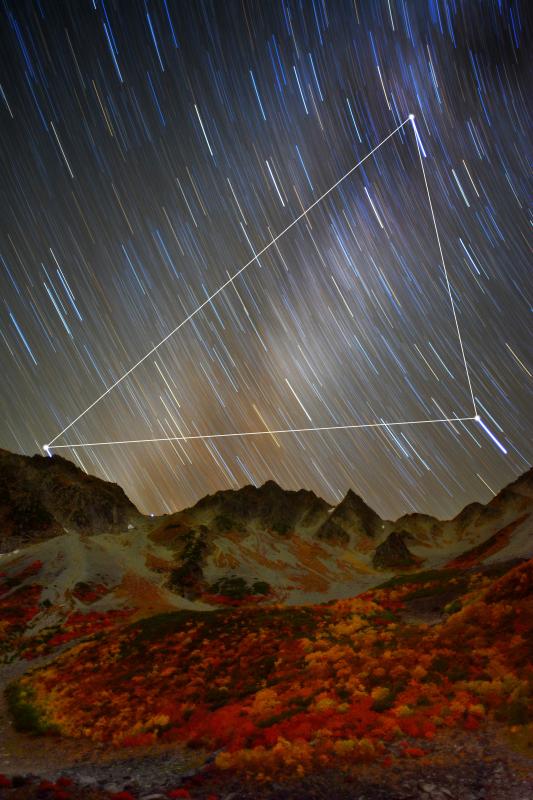 [ 紅葉に降る星々 ]  快晴で空気が澄んだ夜。満天の星が輝き天の川が見えました。夏の大三角が穂高連峰の稜線に沈んでいきました。