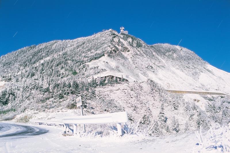 [ 横手山 白銀 ]  月夜の志賀高原 のぞきから横手山方面を望む。国道292号が冬期閉鎖される前 ごく稀に霧氷に覆われた光景を撮影することができます。