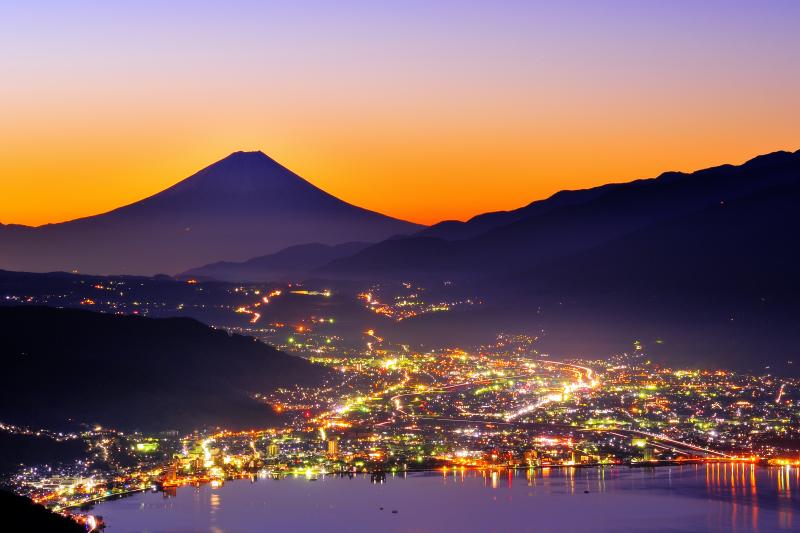 高ボッチ 夜景 | 高ボッチ高原より諏訪湖越しに富士山を望む。快晴で空気が澄んだ夜 諏訪湖周辺の夜景が輝いていました。