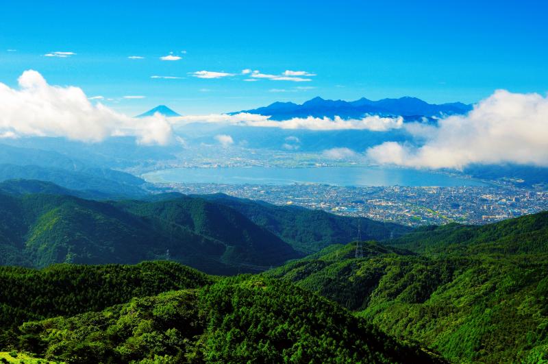 [ 高ボッチ 梅雨明け ]  雲の向こうには富士山と南アルプスが見えます。