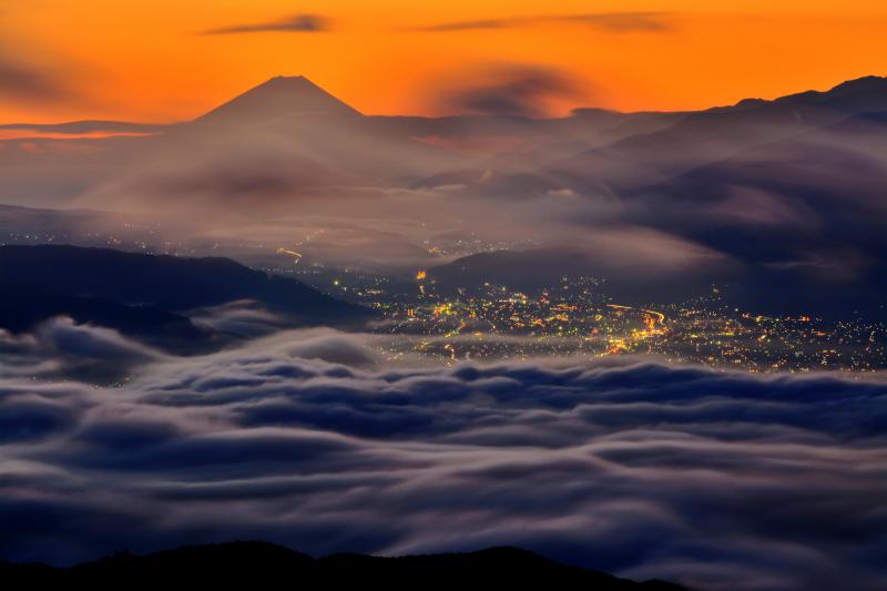 [ 高ボッチ雲海 ]  眼下に広がる夜景と富士山を覆い隠す雲海。