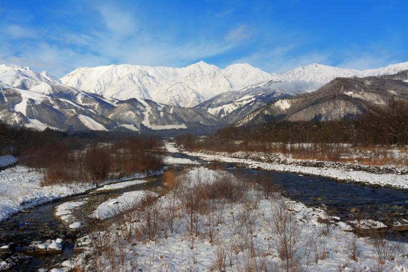 [ 白馬村 松川橋 ]  松川橋より雪を抱いた白馬三山を望む。高気圧に覆われよく晴れた日 北アルプスが一望できました。