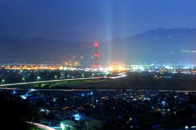 千曲川を渡る岩野橋。夜景の奥に静かに聳える爺ヶ岳と鹿島槍ヶ岳。