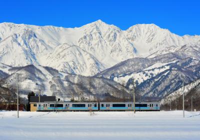 雪原を駆け抜ける大糸線。車窓には雄大な北アルプスが広がります。