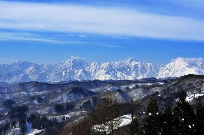 白銀の峰| 北アルプス後立山連峰。左から爺ヶ岳・鹿島槍ヶ岳・五竜岳・唐松岳。太陽が南の空に昇ると陰影が強調され複雑な山容がより立体的に見えます。