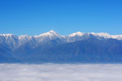 雲海に浮かぶ北アルプス| 澄みわたる空、冠雪した北アルプス、安曇野を覆い尽くす雲海。地上付近の湿度が高く風が穏やかな日は雲海を見ることができます。