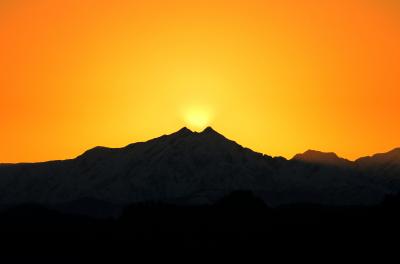 春は3月から4月、秋は9月に小川村から双耳峰 鹿島槍ヶ岳に沈む夕陽を見ることができます。