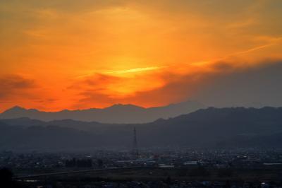 北アルプスに夕陽が沈み、西の空が夕焼け色に染まっていきました。