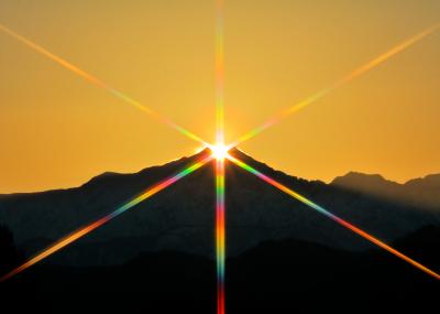 2015年3月26日。双耳峰 鹿島槍ヶ岳に夕陽が沈みました。大気中に飛散した花粉で出現した虹色光芒。