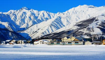 真っ白で迫力のある北アルプス、左が五竜岳、右が唐松岳。白馬駅の北側「大出の吊橋」周辺で撮影。