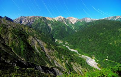 黒菱林道| 谷の険しさと緑の美しさ。