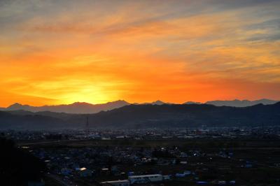 北アルプス後立山連峰に夕陽が沈み、西の空が夕焼け色に染まっていきました。