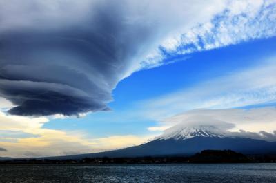 富士山雲劇場| 天候が悪化する前に出るという「吊し雲」「笠雲」が同時に出現しました。