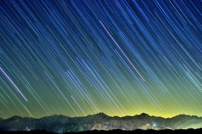 北信から北アルプス後立山連峰を望む。快晴で雲一つない夜。西の空で輝く星が稜線に消えていきました。