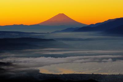 富士山を照らす朝陽と漂う霧雲海。秋はこんな感じで光が射し込み紅く染まります。