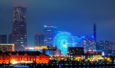 横浜港大さん橋国際客船ターミナル「くじらのせなか」からの夜景。赤レンガ倉庫と観覧車が輝きます。