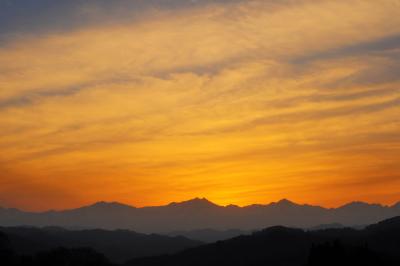 夕陽が稜線に沈み雲が下から照らされると夕焼け色に染まります。日没時間に西から流れる雲があるときは期待大。