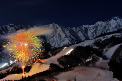 「年越しカウントダウン」「八方尾根火祭り」ではスキー場のゲレンデから花火が打ちあがります。北アルプスに響き渡る開花音、雪を照らす幻想的な光。
