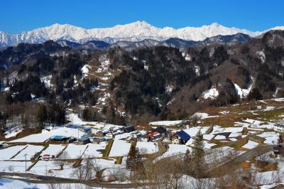 厳冬期の北アルプス「仁科三山」左から爺ヶ岳・鹿島槍ヶ岳・五竜岳。冬型の気圧配置がゆるみ好天が続くと道路の雪は消え乾燥路面に。朝・晩・日陰はスリップ注意。