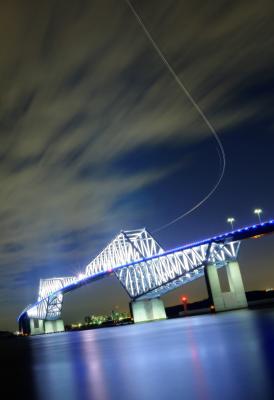 光る海面 航空機の軌跡 流れる雲が印象的でした。