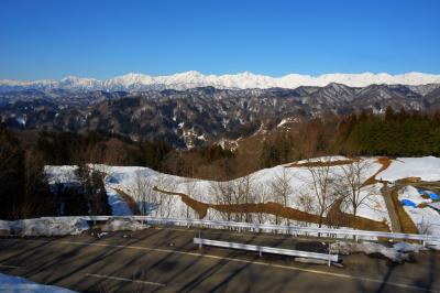 道路より一段高い展望台からの眺望。ベンチや望遠鏡があり、時間を忘れて眺めてしまいます。