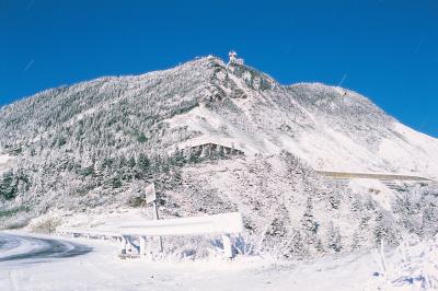 月夜の志賀高原 のぞきから横手山方面を望む。国道292号が冬期閉鎖される前 ごく稀に霧氷に覆われた光景を撮影することができます。