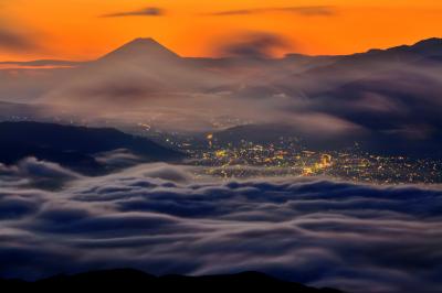 高ボッチ雲海| 眼下に広がる夜景と富士山を覆い隠す雲海。