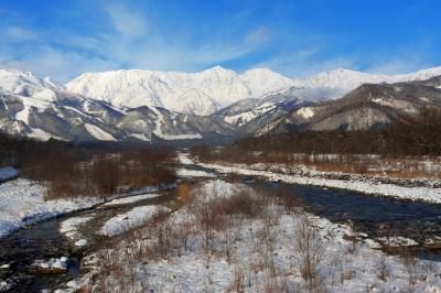 松川橋より雪を抱いた白馬三山を望む。高気圧に覆われよく晴れた日 北アルプスが一望できました。